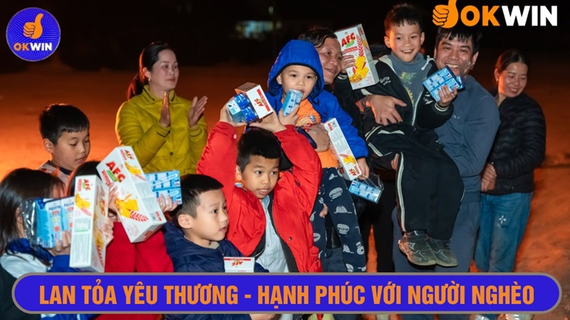 Tặng quà học tập, sách vở cho trẻ em vùng cao 